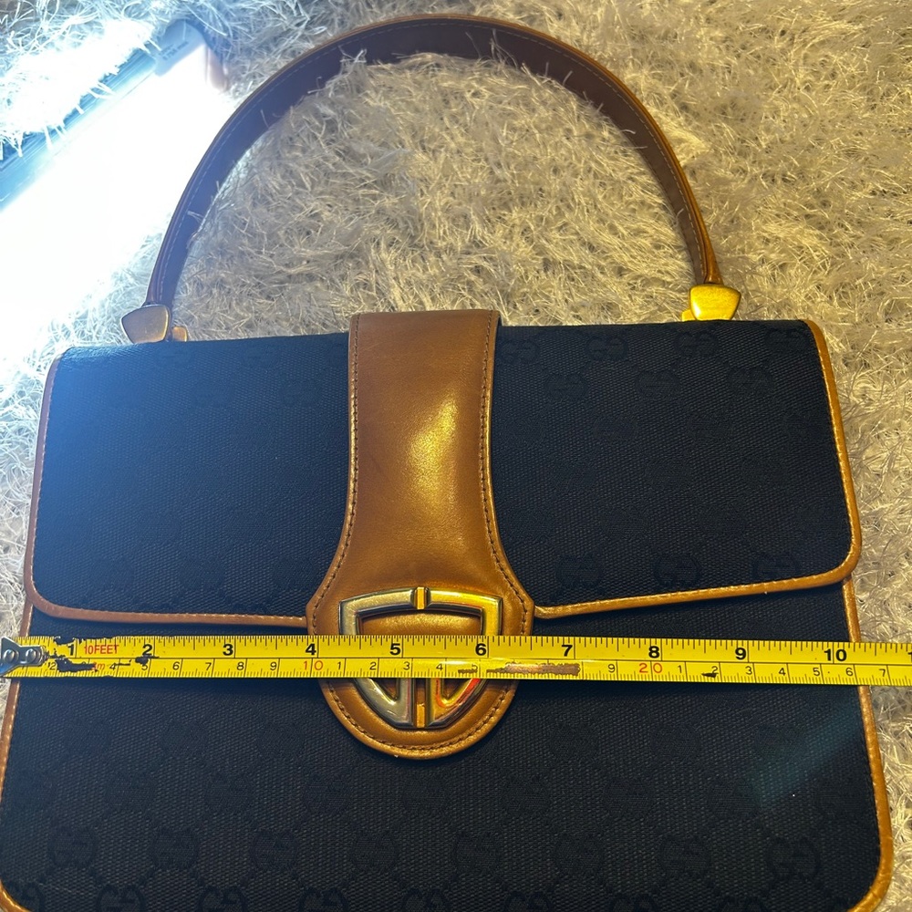 Elegant Black and Tan Handbag - Picture 5 of 11